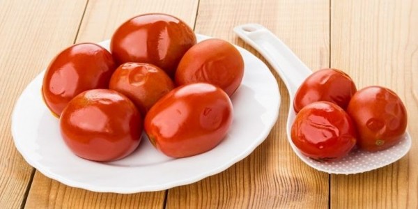 Медики рассказали о вреде соленых помидоров
