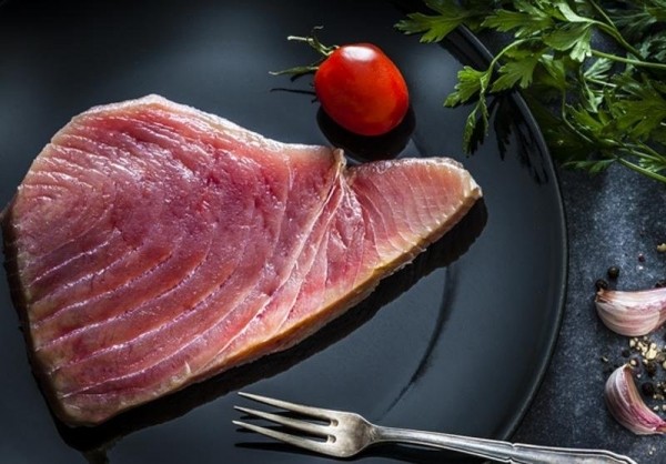 Врачи подсказали, кому нельзя есть мясо тунца
