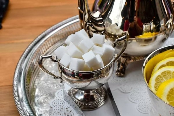 Диетолог Дюваль: чай с сахаром и другие сладкие напитки лучше перестать пить совсем