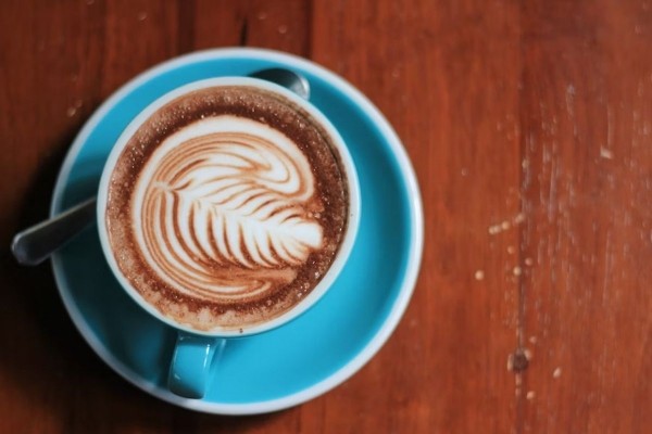 Диетолог Круглова посоветовала в жару разбавлять кофе молоком