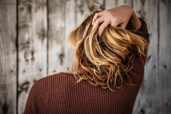 Гепатолог Южнова: признак при расчесывании волос, который сигнализирует о жировой болезни печени