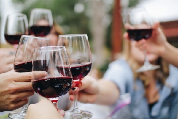 Мясников посоветовал пить красное вино для предотвращения деменции