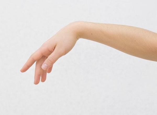 Невролог Ерохин: онемение правой руки может означать грыжу, диабет или инсульт