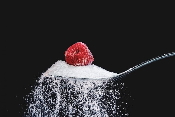 Популярный заменитель сахара, который используют в газировке, назвали «возможно канцерогенным»