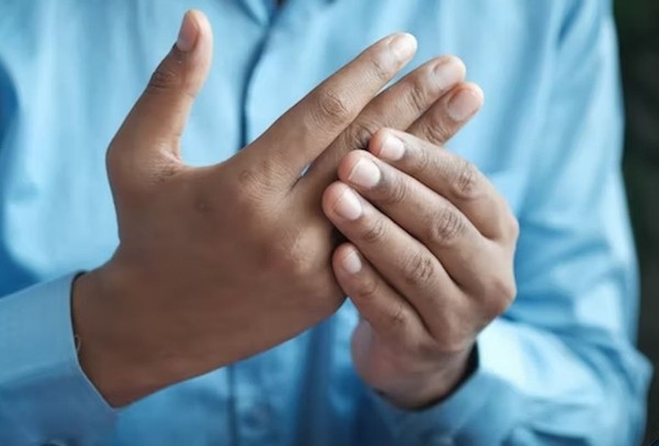 Уролог Башкатов: проблемы с ногтями и кожей рук могут возникать из-за больных почек