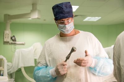 В СамГМУ впервые установили пациенту протез плечевого сустава собственного производства