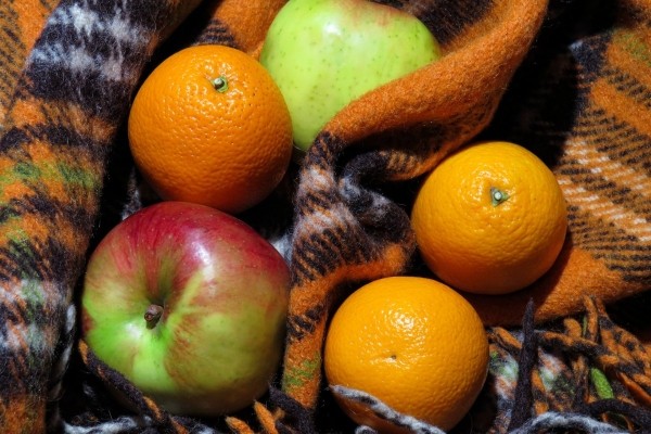 Яблочный или апельсиновый? Нутрициолог рассказал какой сок полезнее