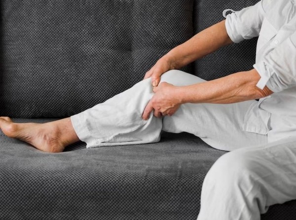 Терапевт Лапа назвала лишний вес ведущей причиной боли в ногах после 50 лет