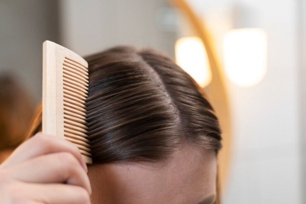 Дерматолог Филева: волосы могут выпадать при нехватке белка и железа, а также из-за рака