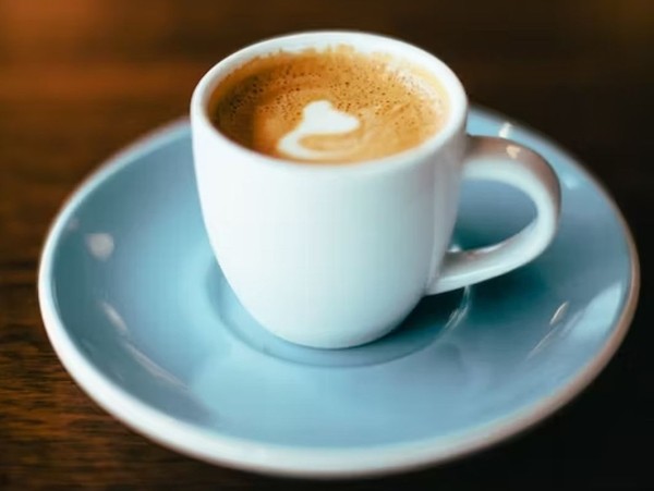 Врач Драпкина: добавление молока в кофе снижает его вредное действие на кровяное давление