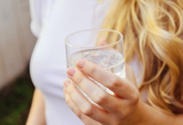 Врач Тихомирова: привычка пить утром воду снижает риск образования тромбов