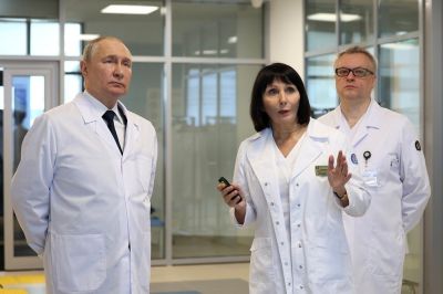Путин ознакомился с работой нового корпуса ядерной медицины в Центре им. Дмитрия Рогачева