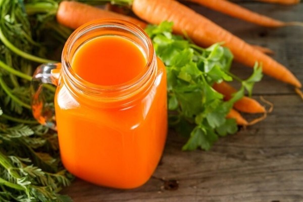 Фармацевт Сокольский рассказал, как может навредить организму морковный сок