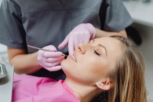 Стоматолог назвала ошибки в гигиене, которые разрушают зубы