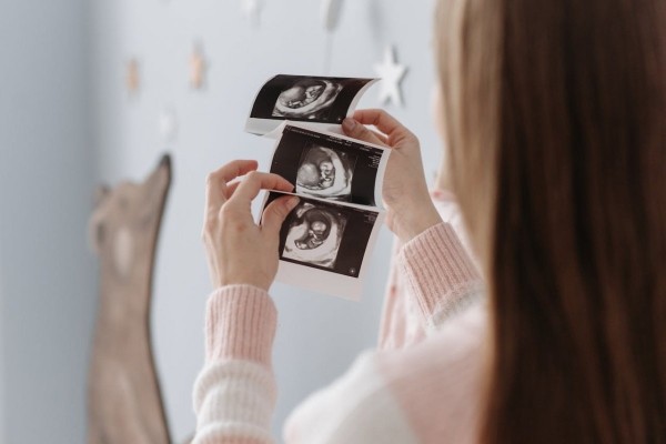 У жаловавшейся на боль женщины нашли ребенка между желудком и кишечником, гинеколог Комарова рассказала как определить внематочную беременность
