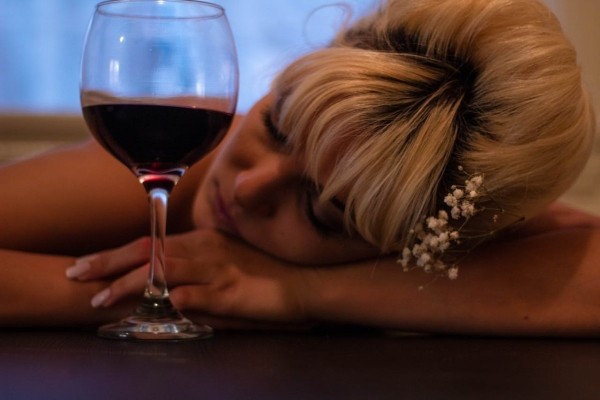 Врач Лебедева: алкоголь не снимает, а усугубляет стресс, невролог Алехина рассказала, как снизить напряжение без алкоголя