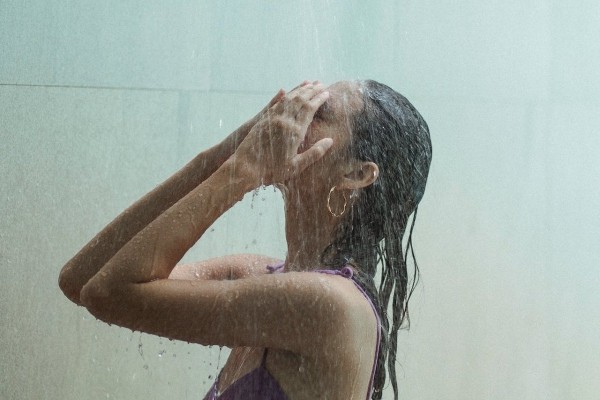 Врач Милютина сообщила, что душ не защищает от венерических болезней, гинеколог Комарова рассказала о правилах гигиены