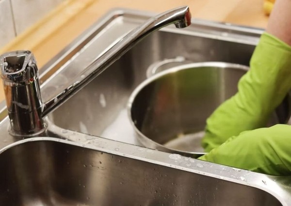 Биотехнолог Золотарева: вместо губок для мытья посуды гигиеничнее использовать щетки