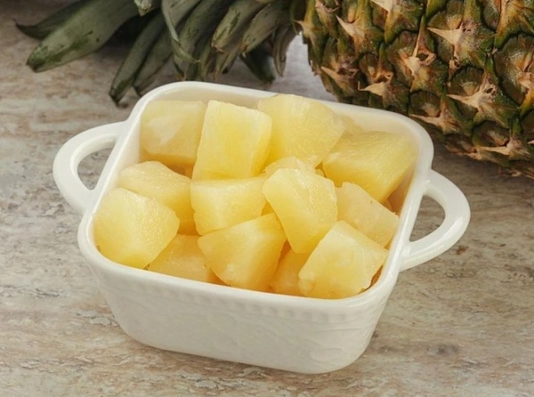 Диетолог Стародубова: ананасы не помогут сжечь жир и похудеть