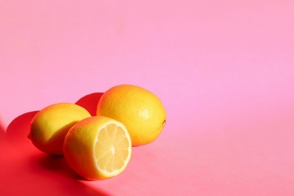 Врач Чернышова назвала продукты, которые следует исключить при простуде, терапевт Андреева призвала употреблять лимон, йогурт и имбирь