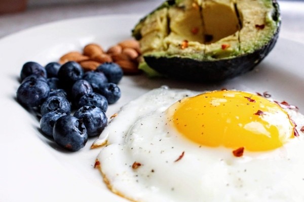 Врач Джервасио назвала 10 жирных продуктов, которые нельзя исключать при похудении, диетолог Лементина призвала есть чиа и кокос
