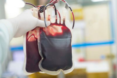Срочное переливание цельной крови улучшало выживаемость при травматическом кровотечении