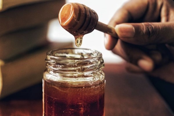 Врач Соломатина: липовый мед помогает при простуде и является самым полезным