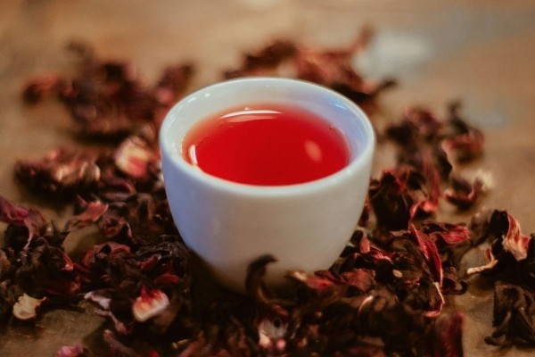 Диетолог Соломатина рассказала о чудодейственных свойствах чая каркаде, врач Котельницкий назвал напитки с похожими свойствами