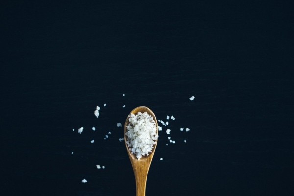 Кардиолог Хохлов назвал способы снижения соли в рационе, врач Варфоломеев рассказал к чему приводит употребление слишком соленой еды