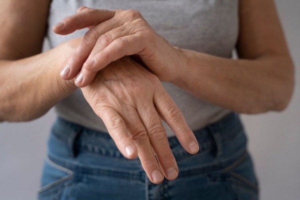 Невролог Левин: неприятное покалывание в пальцах может указывать на воспаление или диабет