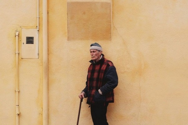 Врач Шестакова: внезапные сборы пожилого человека утром на работу – признак деменции