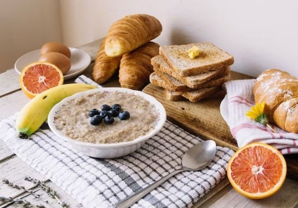 Врачи: овсяная или рисовая каша на завтрак защищает желудок и дает эффект детокса
