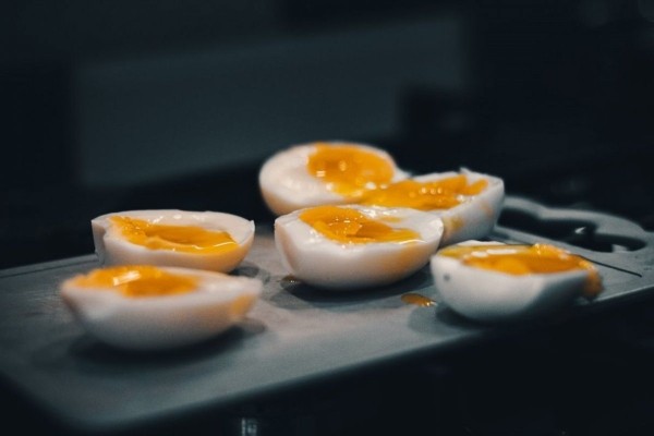 Белковый и жировой удар: врач рассказал, что будет, если съесть сразу 10 яиц