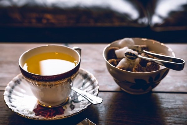 Врач Белоусов назвал некрепкий зеленый чай среди напитков, позволительных перед сном