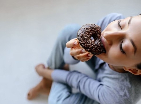 Диетолог Денисенко: необычным признаком обезвоживания может быть тяга к сладкому