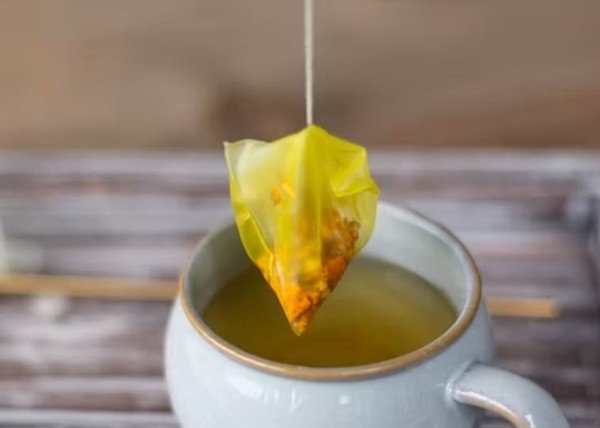 Онколог Коржиков объяснил, может ли питье чая в пирамидках стать причиной рака
