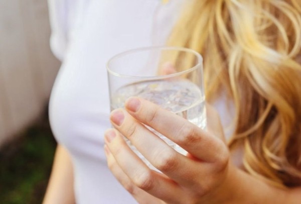 Врач Белева: питье воды во время еды может иметь положительные и вредные последствия