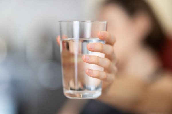 Врач Поздняков: пить много чистой воды в жару – это ошибка