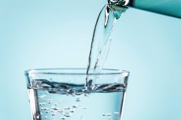 Врач Рублева: постоянное питье минеральной воды в жару может вредить почкам