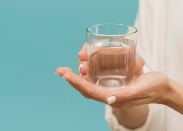 Питье теплой воды помогает добиться похудения