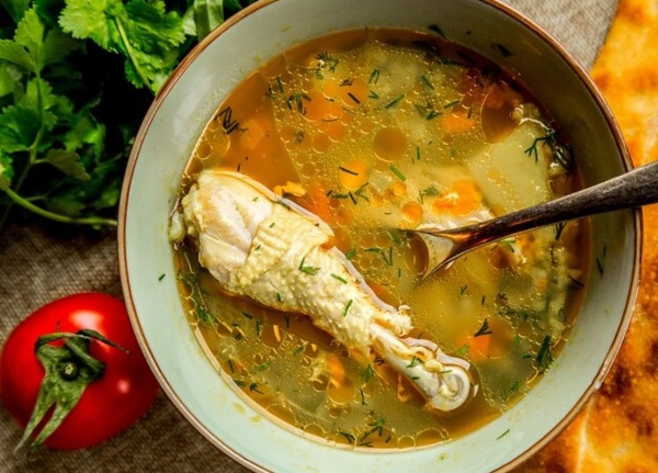 Врач Сюракшина рассказала о плюсах и минусах куриного бульона